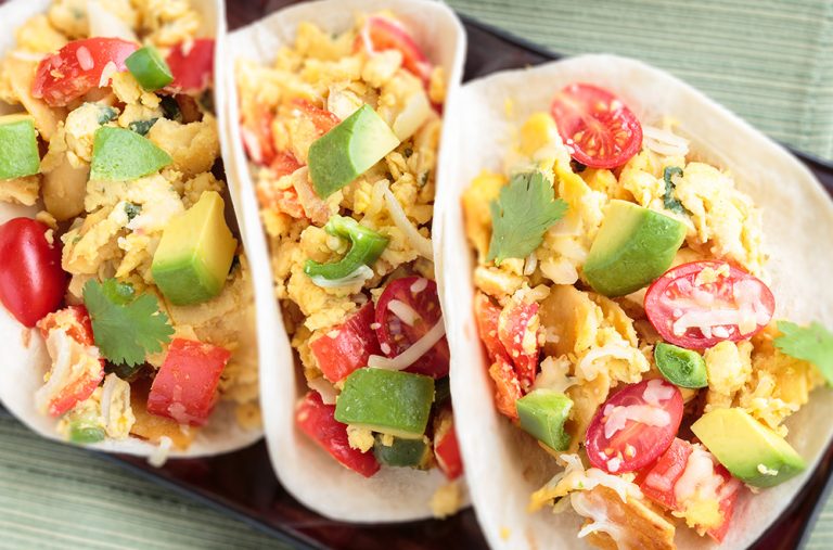 Tacos integrales con palta, huevo y vegetales
